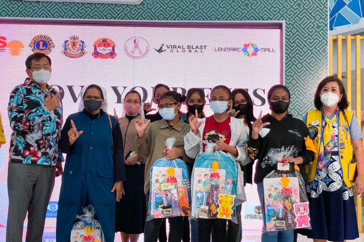 Bantu anak-anak yatim piatu belajar daring, Viral Blast Global bagikan 250 kacamata gratis