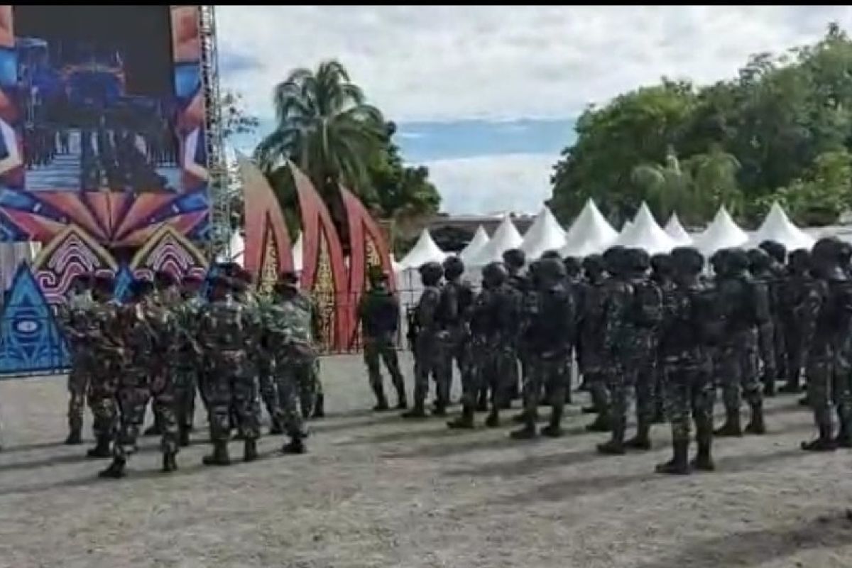 Personel TNI-Polri amankan Festival Eme Neme di Timika