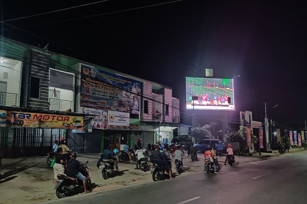 Tidak kebagian tiket masuk, masyarakat tonton penutupan PON Papua di pinggir Jalan Sentani