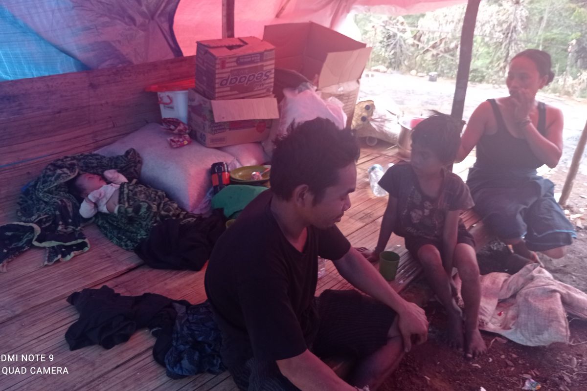 Warga Suku Badui korban kebakaran tinggal di tenda pengungsian