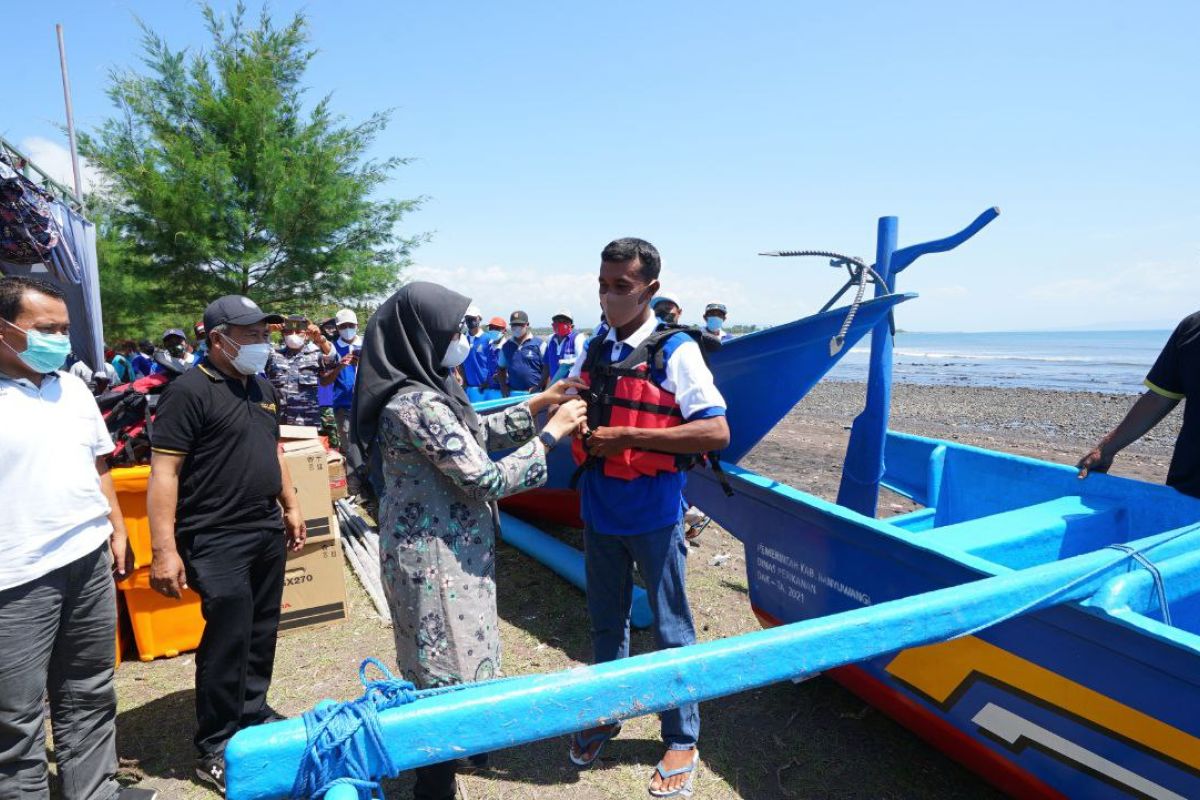 Pemkab Banyuwangi kembali salurkan bantuan kapal fiber untuk nelayan