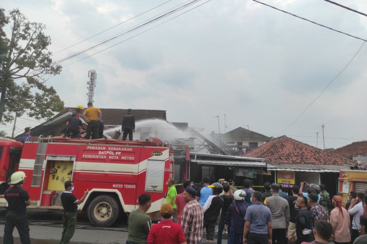 Satu toko dan rumah di Metro ludes dilalap api