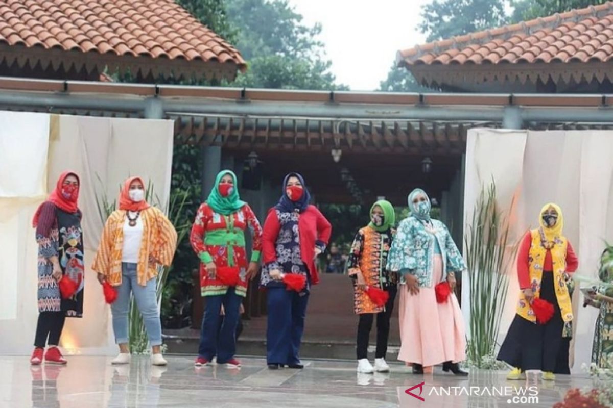 S Jakarta holds batik fashion show for supporting economic recovery