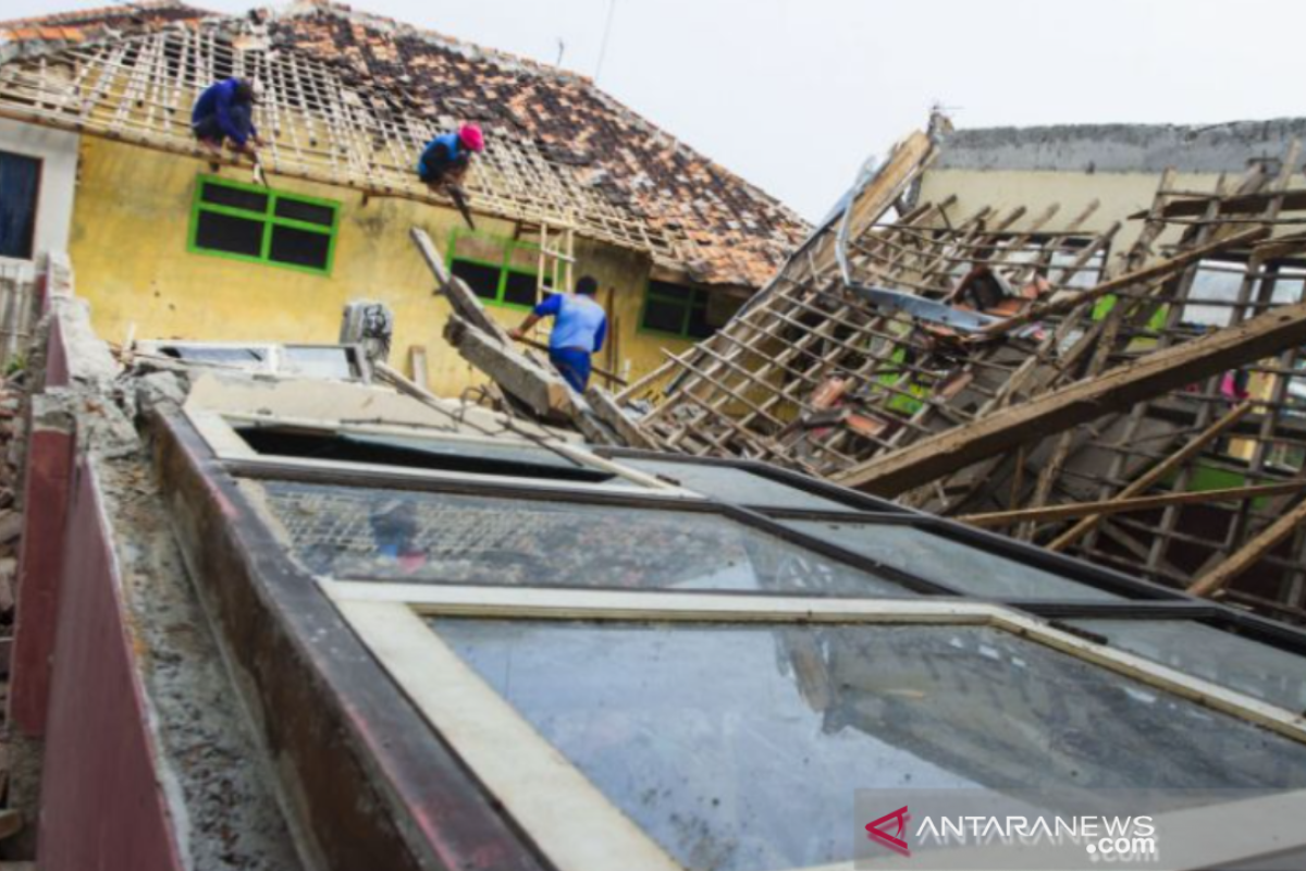 PTM di SD Bayur Kidul I Karawang digelar di majelis taklim karena sekolahnya ambruk