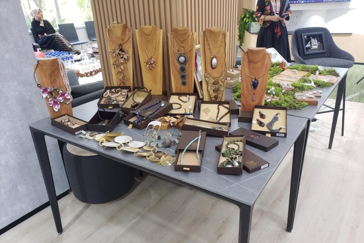 Embassy of Indonesia exhibits local jewelry products in Singapore