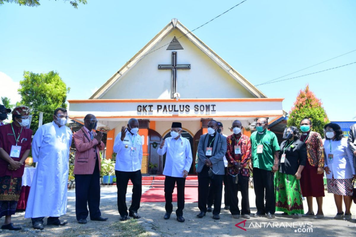 Wakil Presiden Ma'ruf Amin beri bantuan kepada gereja di Papua Barat