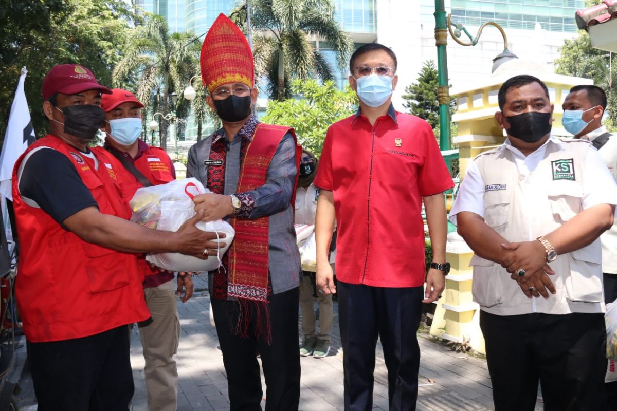 Pemkot apresiasi komunitas  sedekah Jumat berbagi bahan pokok