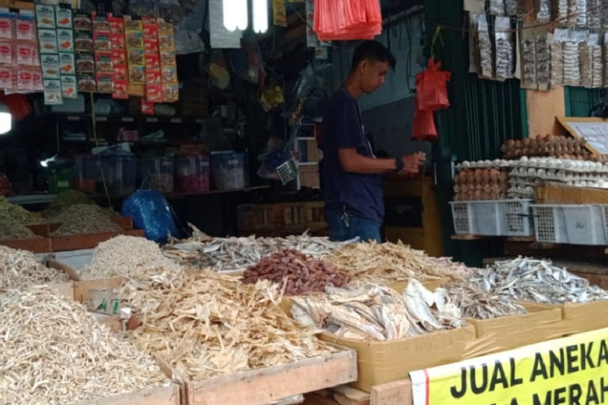 Musim penghujan bikin harga ikan asin naik