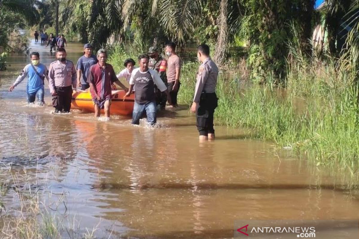 Petugas medis Penajam pantau kesehatan warga terdampak banjir