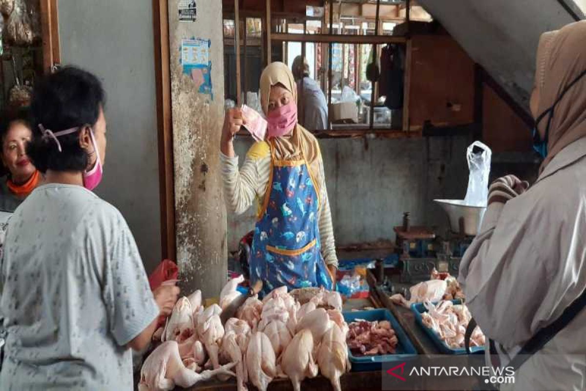 Pasokan lancar, harga daging ayam dan telur di Solo kembali normal