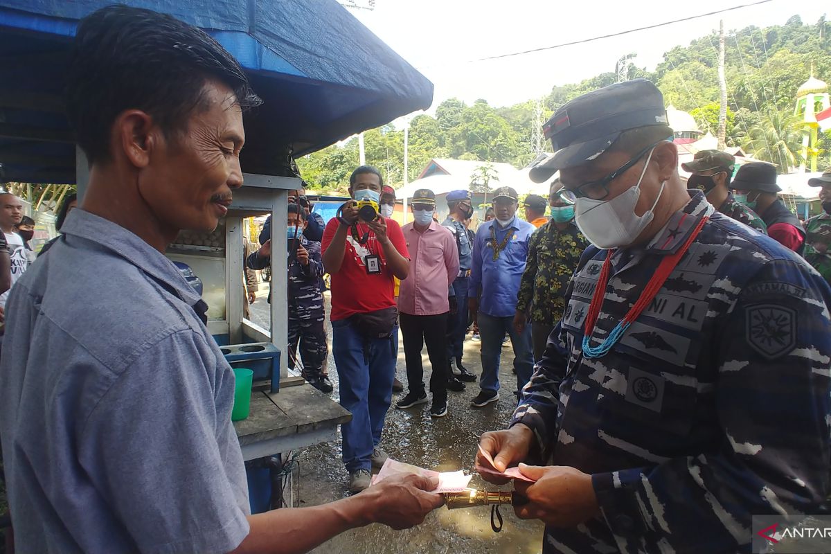 Danlantamal Padang traktir pelajar Mentawai bakso "segerobak"