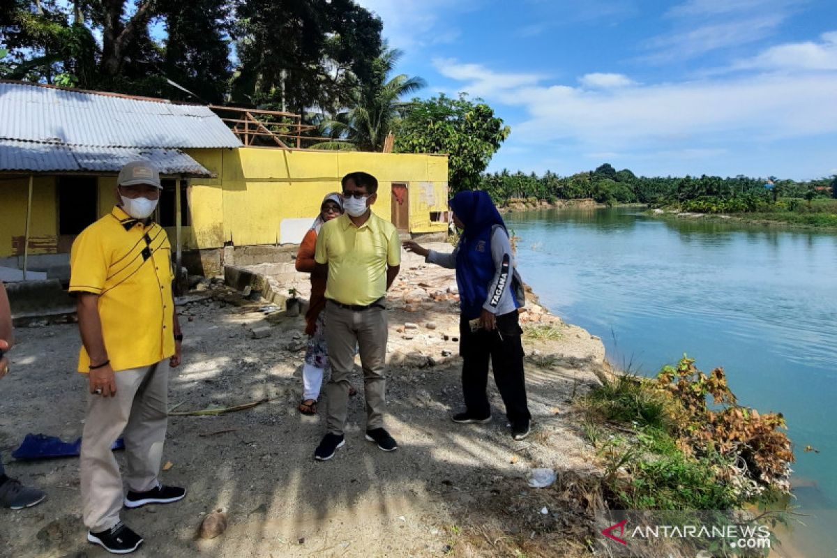 Puluhan keluarga di Padang Pariaman mengungsi akibat abrasi sungai
