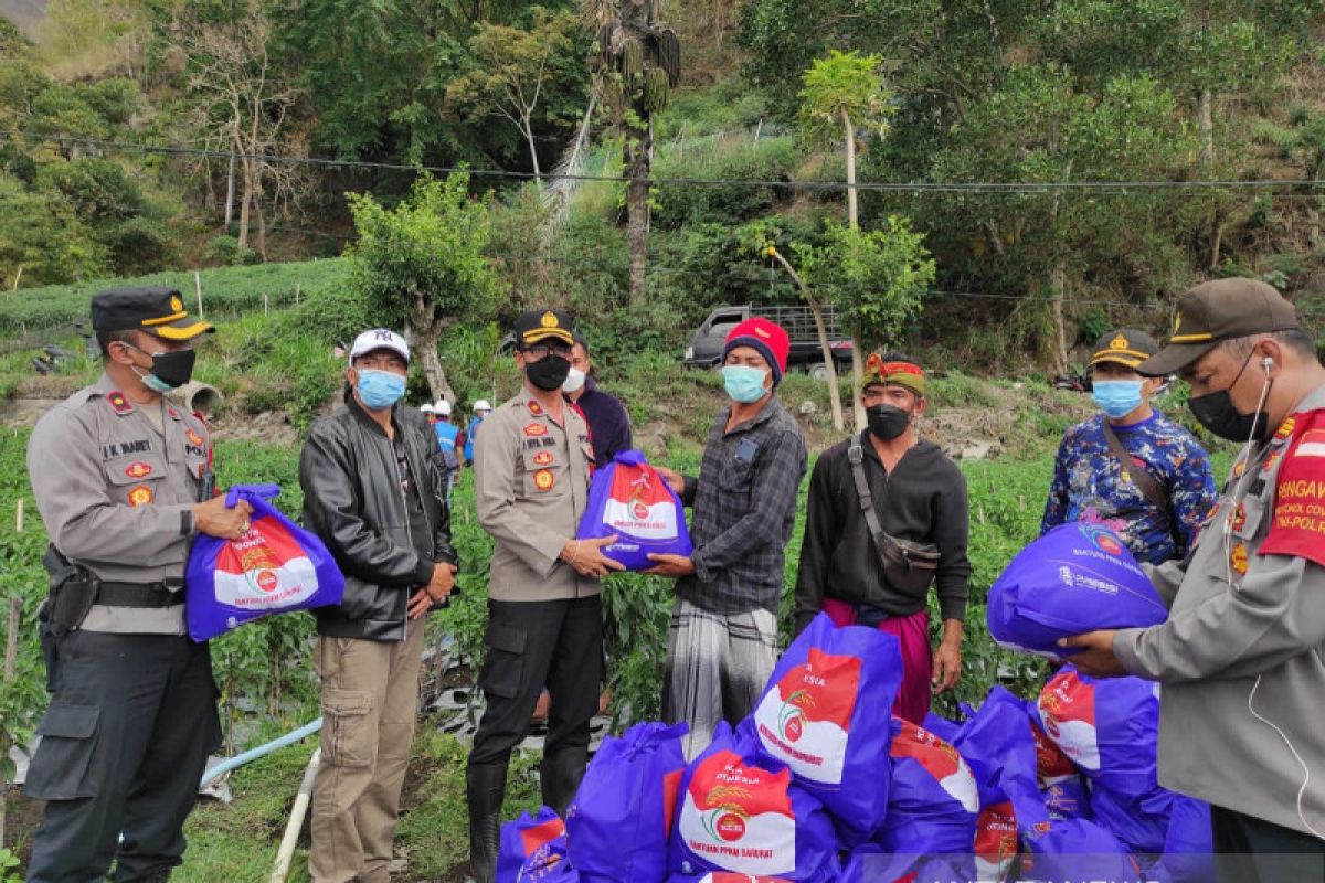 Polres Bangli salurkan paket sembako ke warga korban tanah longsor