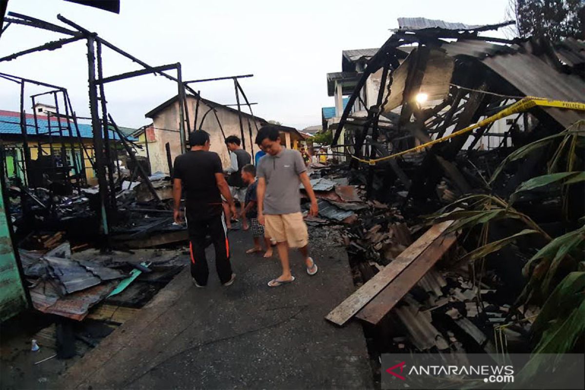 Bangunan walet dan barak terbakar di kawasan Pasar Ipu Muara Teweh