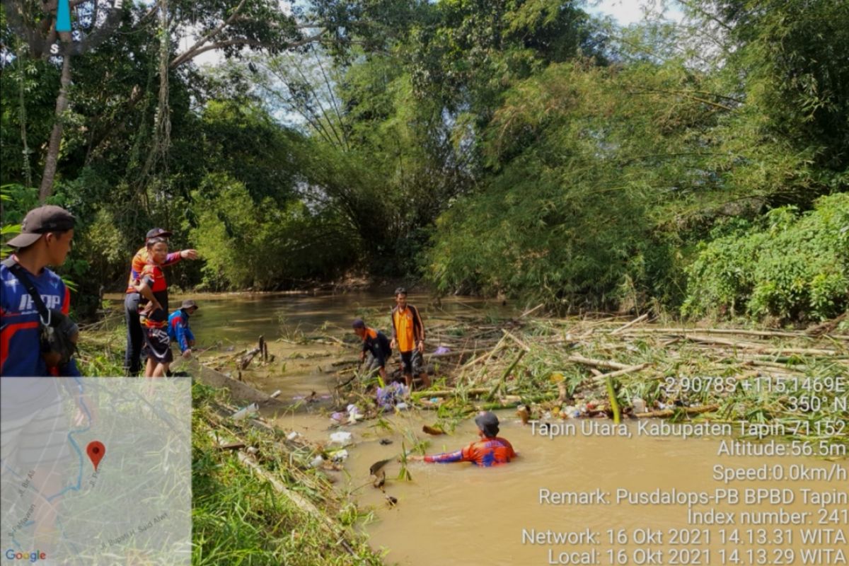 Ratusan orang terjun ke sungai Tapin untuk mitigasi banjir