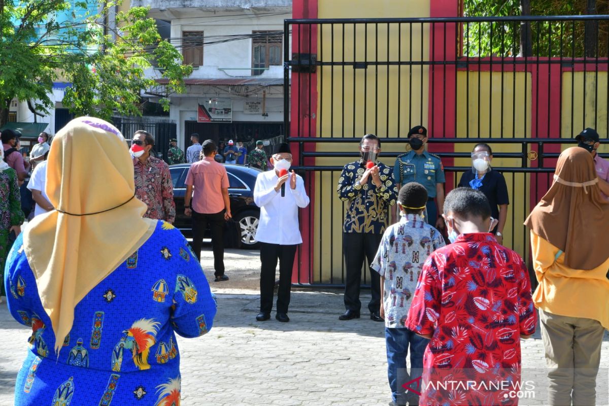 VP Amin greets students at state elementary school in Papua