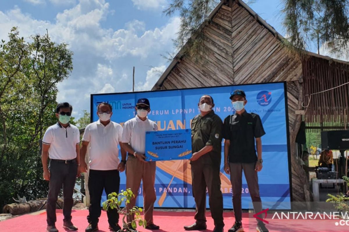 Perum Airnav Indonesia berikan bantuan perahu kepada kelompok HKM di Belitung