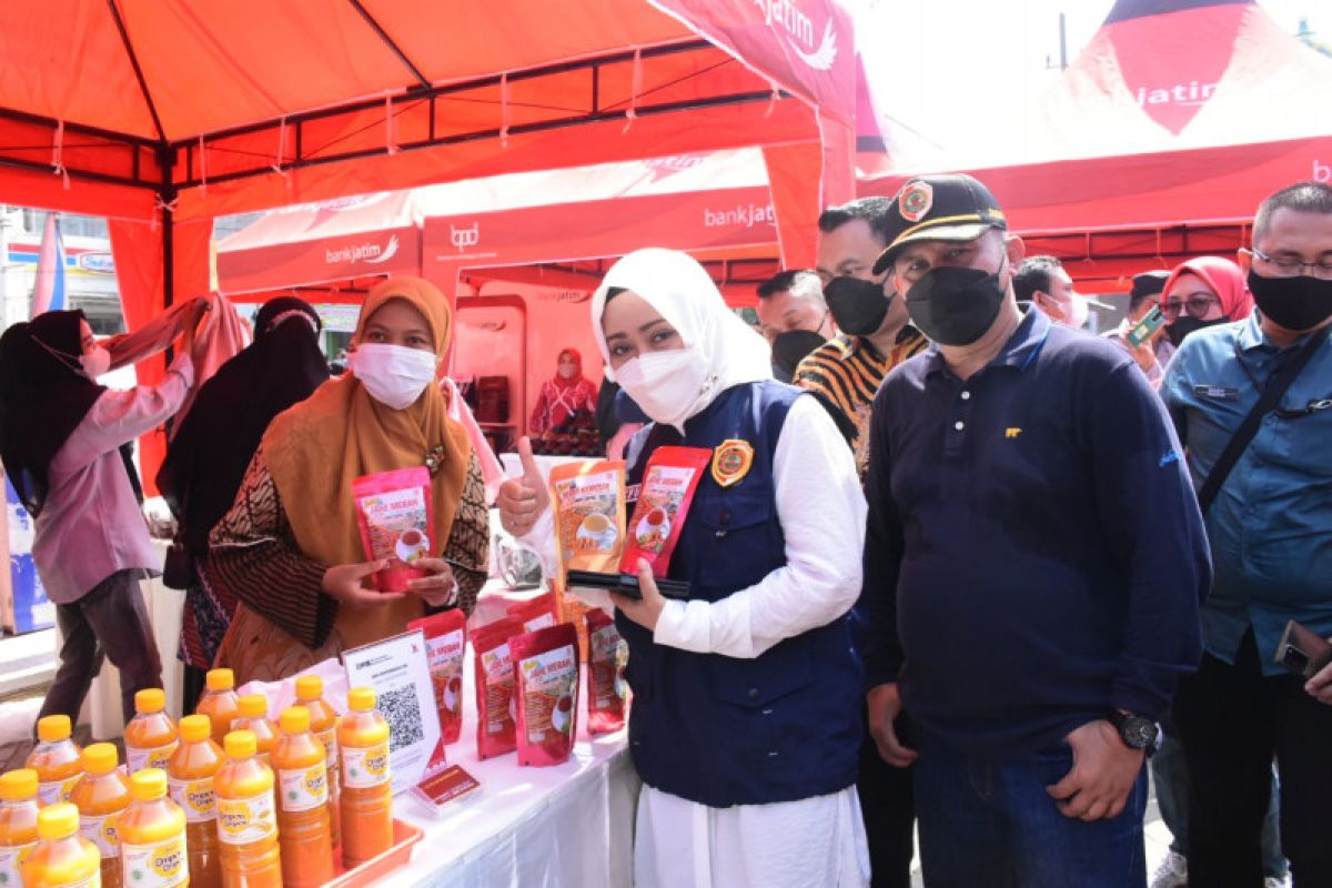 Pemkab Mojokerto  bantu warga penuhi kebutuhan lewat pasar murah