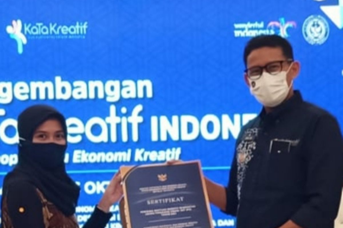 Alumni Prodi Ekonomi IBU Malang terima penghargaan dari Kemenparekraf