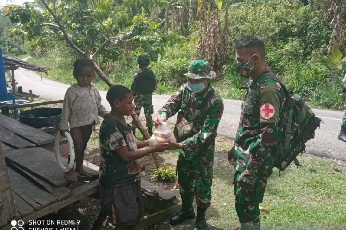 Satgas TNI Yonif 403 bagikan sembako untuk warga di perbatasan RI-PNG