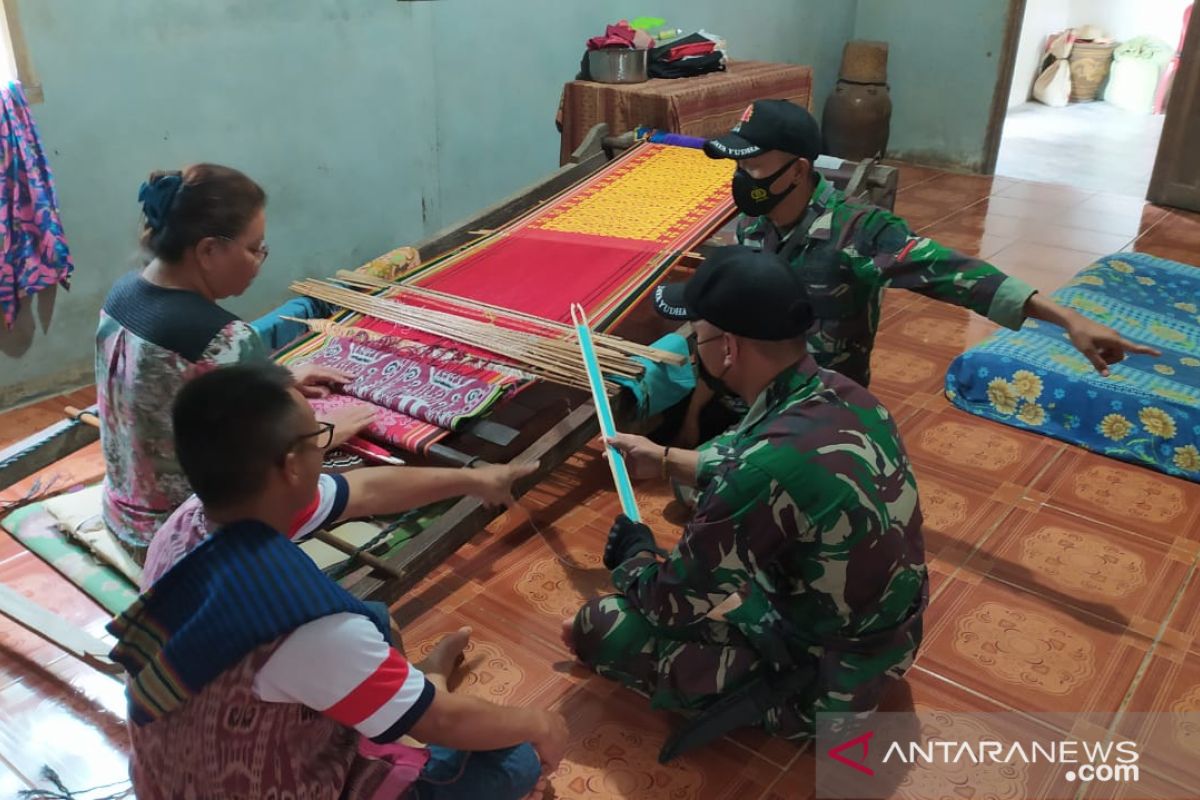 Kerajinan tangan menenun warisan budaya bangsa