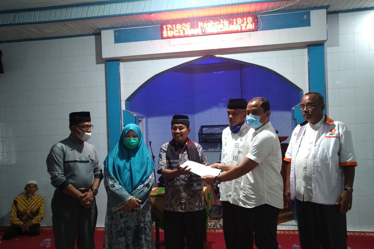 Legislator Nevi Zuairina serahkan bantuan dari PT Pelindo untuk Masjid di Limapuluh Kota