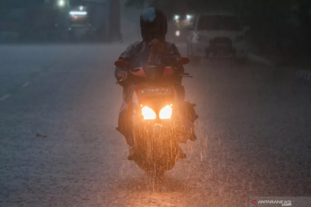 Hari ini, Jawa Timur berpotensi hujan disertai kilat dan angin kencang