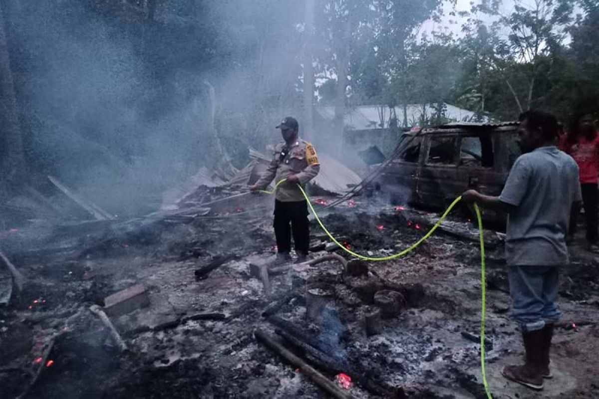 Rumah konstruksi kayu di Aceh Utara hangus terbakar