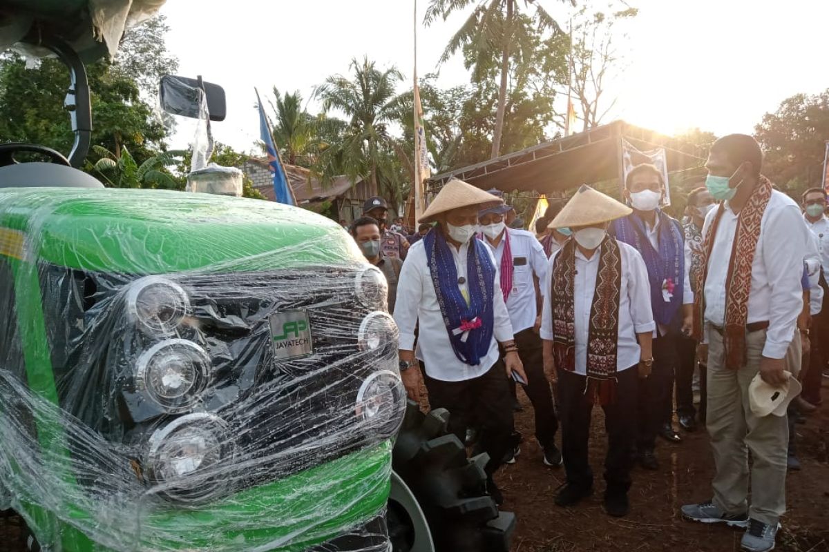 Pemkab Kupang bantu petani Baumata satu unit alat mesin pertanian