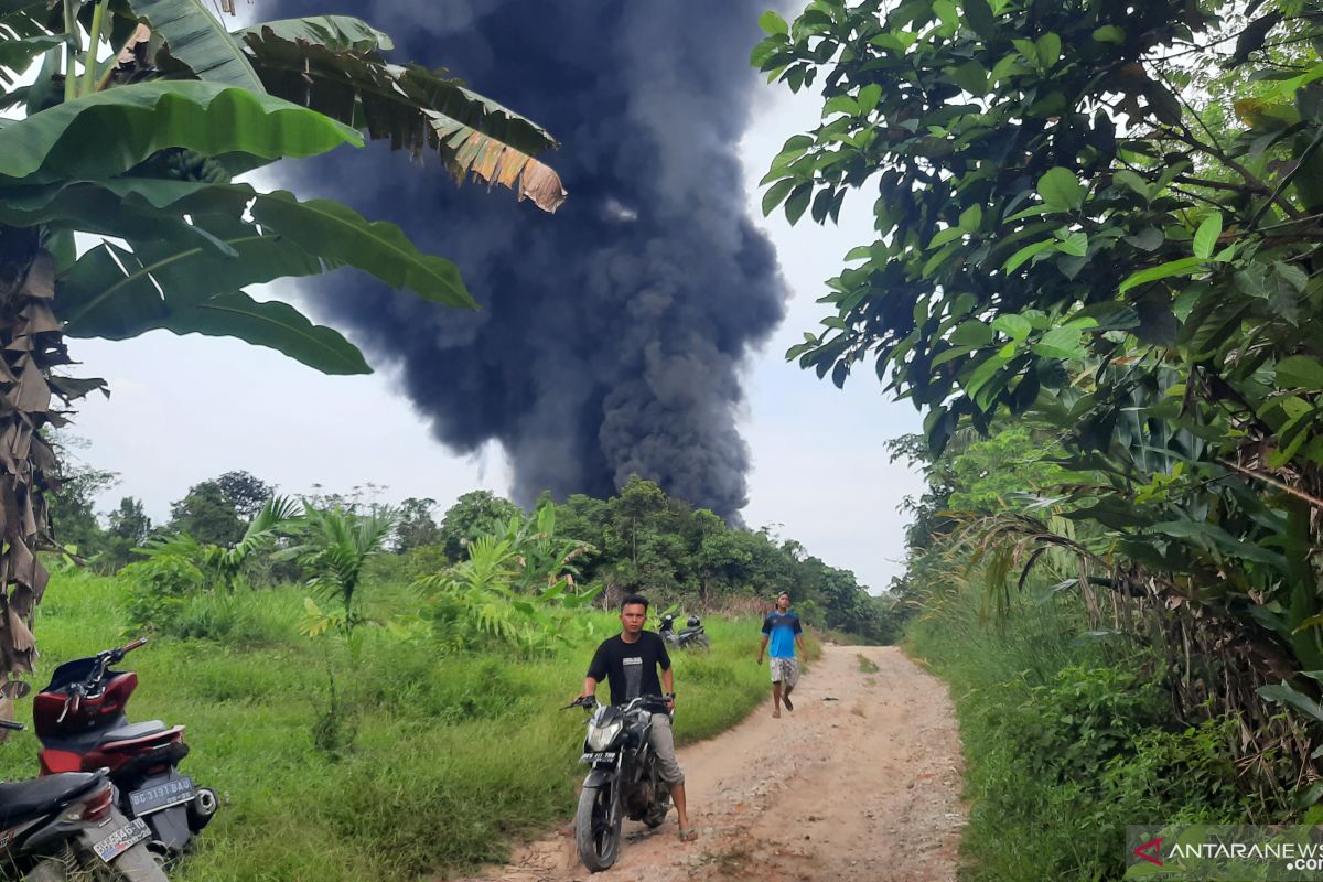 Di duga tempat penampungan minyak mentah di Muaro Jambi terbakar