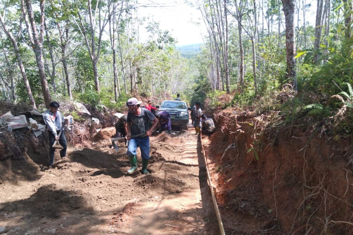Anggota TNI dan warga Desa Gunung Manau bersinergi bangun jalan