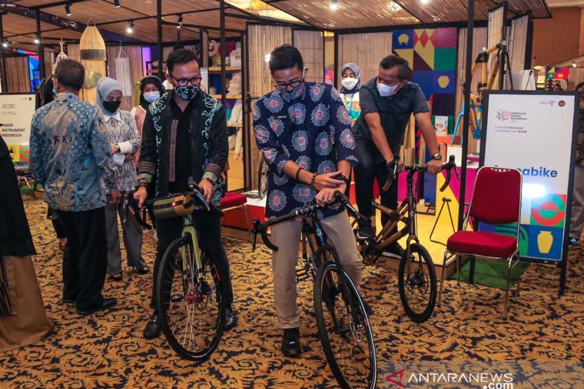 Sandiaga Uno tinjau Pameran Apresiasi Kreasi Indonesia 2021 di Bogor