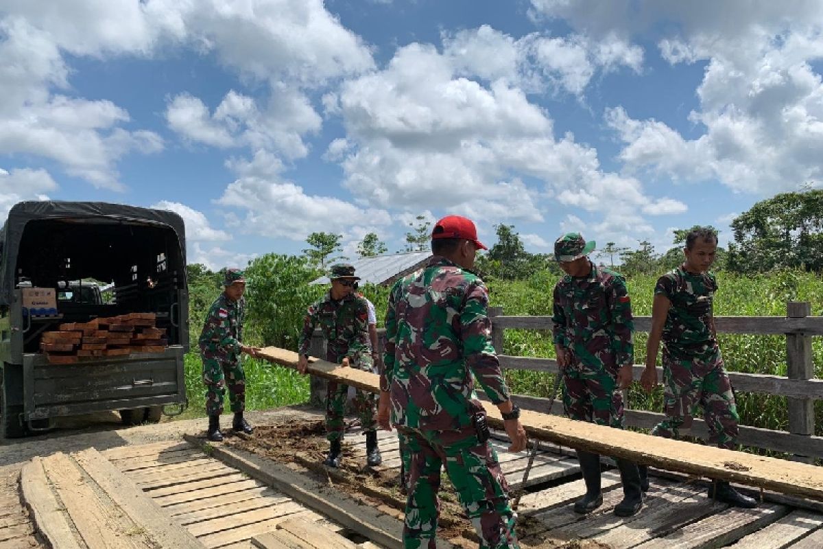 Satgas TNI bersama warga perbaiki jembatan rusak di perbatasan RI-PNG