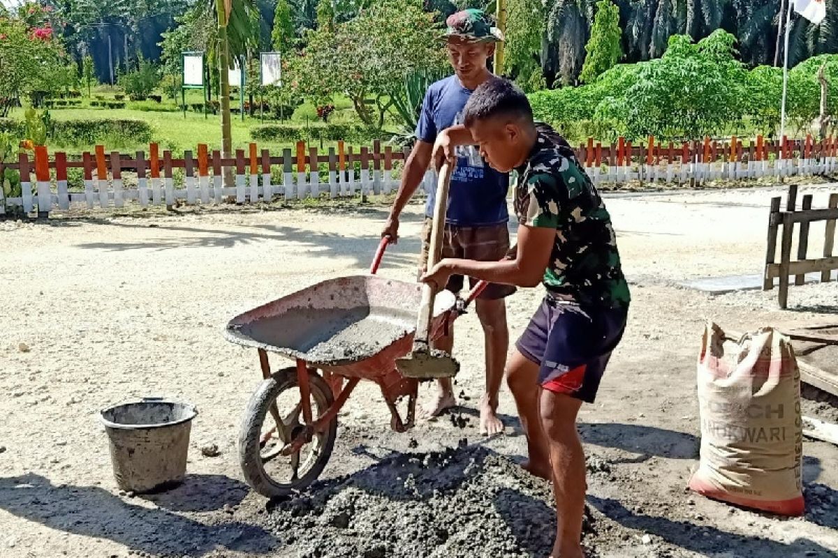 Satgas TNI Yonif 403 perbaiki jalan kampung di perbatasan RI-PNG