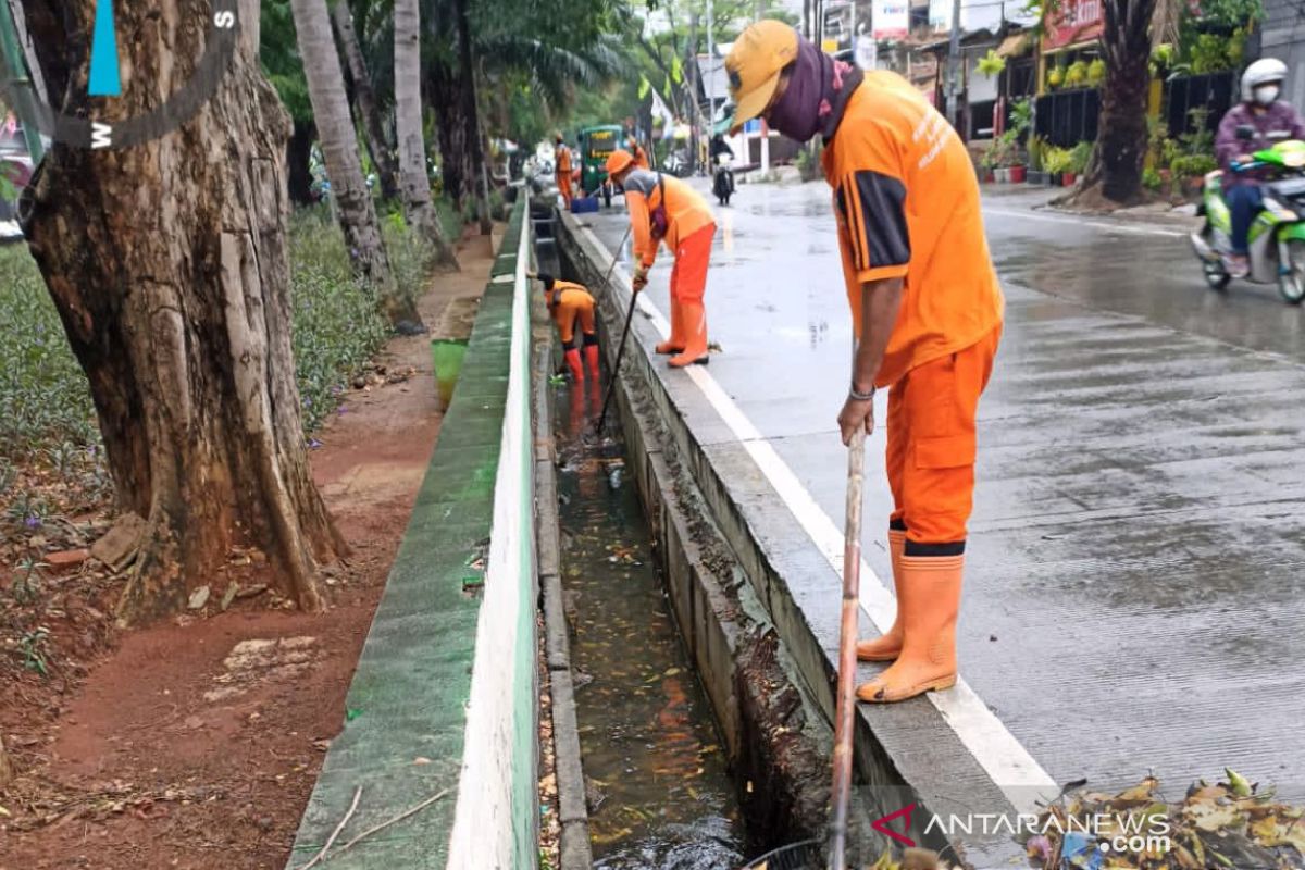 PPSU Kebon Bawang kerahkan 40 personel bersihkan saluran air