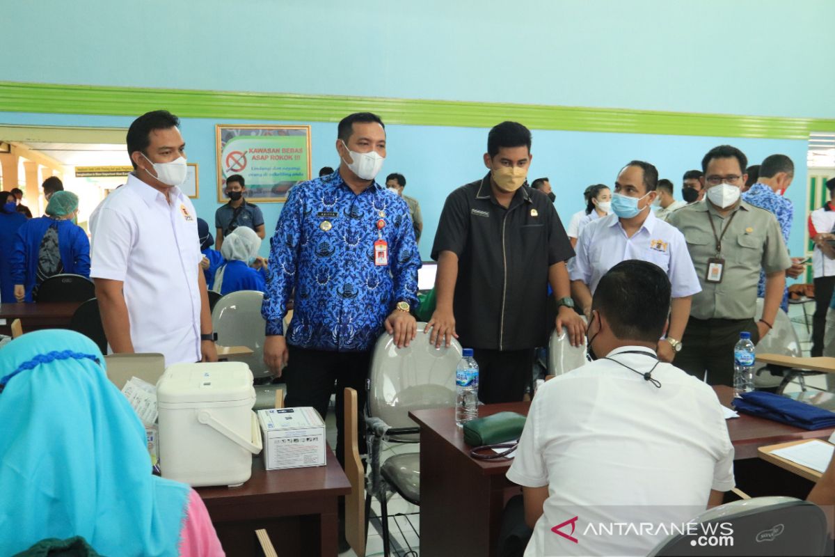 Ketua DPRD bersama wali kota tinjau vaksinasi ratusan siswa