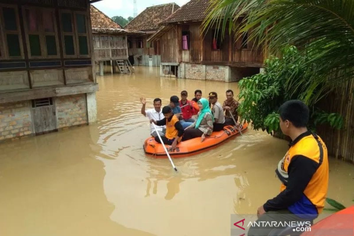 BPBD OKU evakuasi puluhan balita dan lansia korban banjir