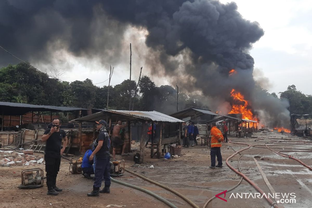 Gudang pengolahan minyak ilegal di Muarojambi terbakar