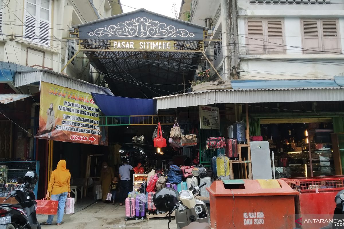 Penjualan keramik di Pasar Sitimang Kota Jambi mulai meningkat