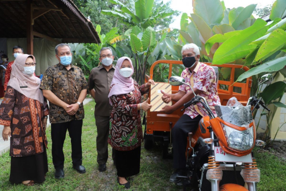 Sleman memberi hibah kepada kelompok pengelola sampah mandiri