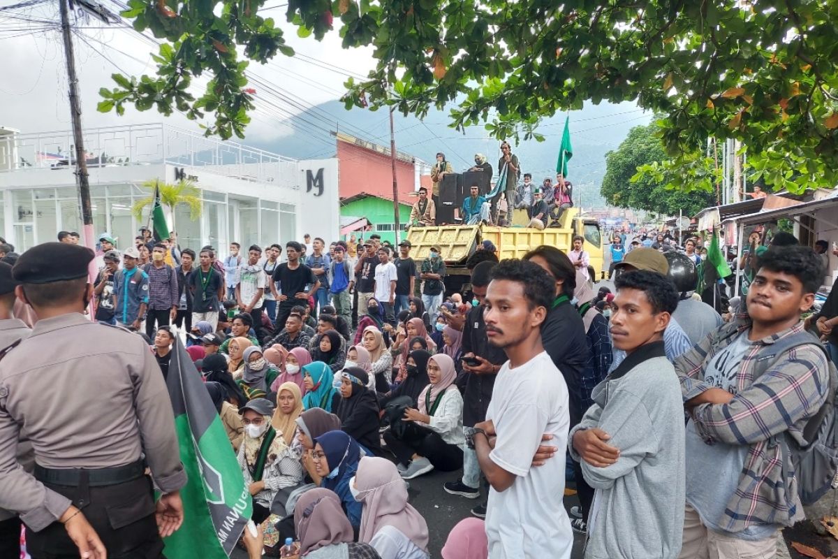 Mahasiswa datangi Polda Malut tuntut pelaku perkosaan dihukum mati, tegakkan hukum