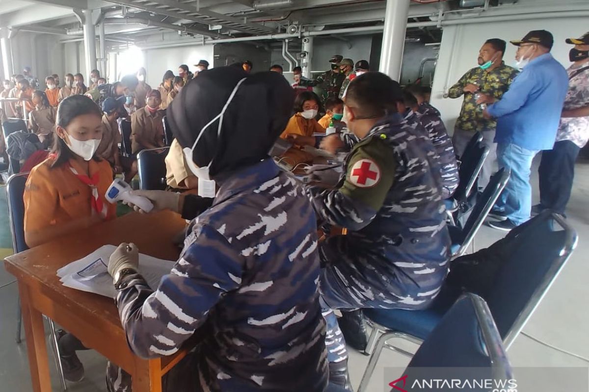 Menebar vaksin hingga ke  pintu samudra