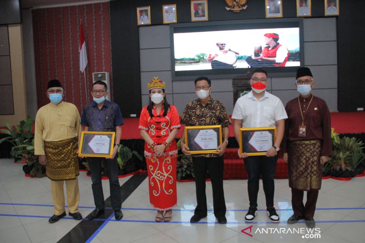 Wali Kota Singkawang beri penghargaan untuk penyumbang lahan menuju bandara