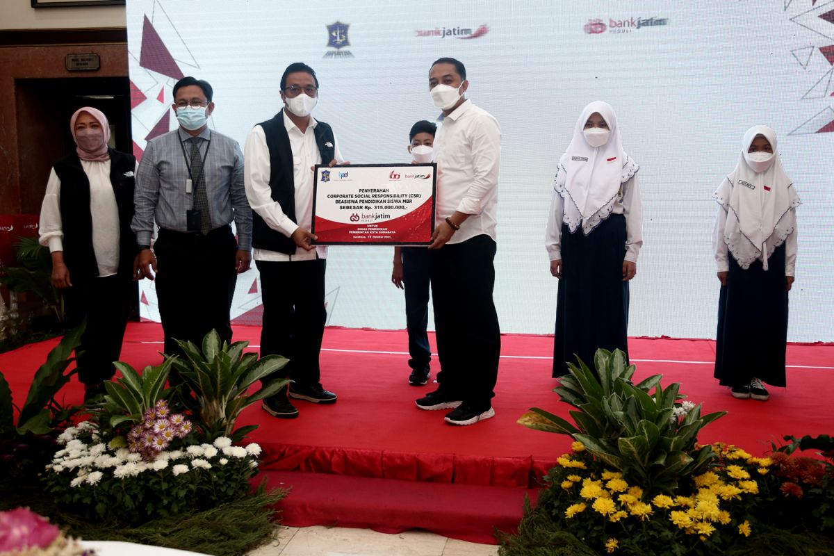 Bank Jatim bantu beasiswa Rp315 juta untuk pelajar MBR di Surabaya