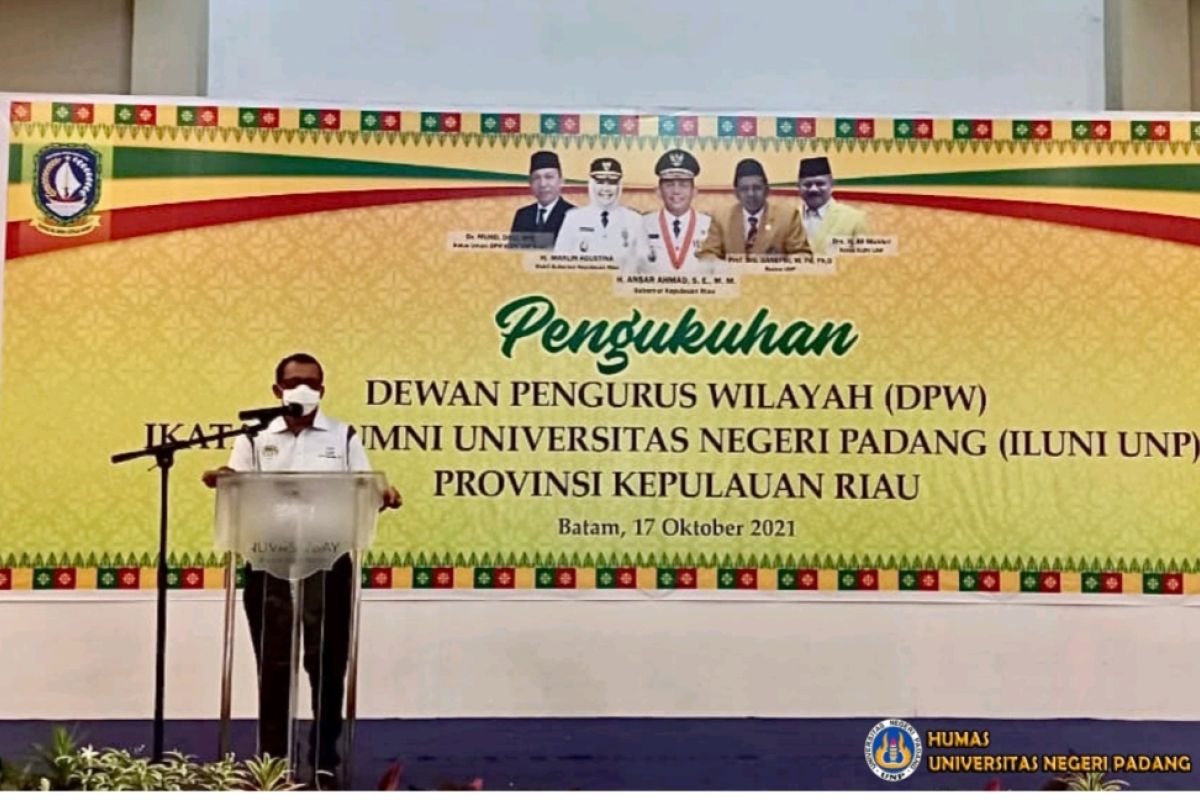 Rektor UNP kukuhkan DPW Iluni UNP Kepri yang disaksikan Gubernur Sumbar