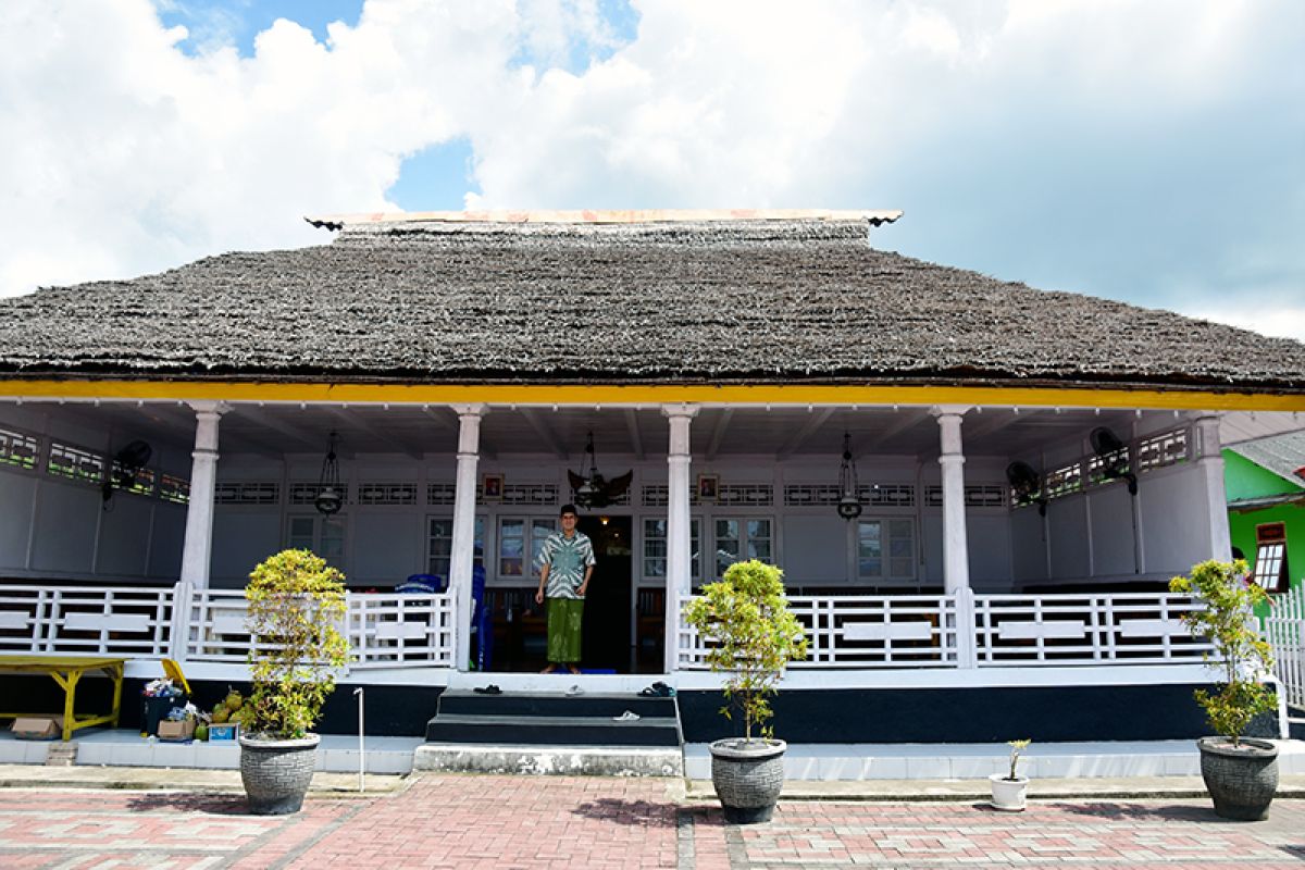 VIDEO - Travelling ke Maluku, melihat Rumah Kancing kediaman Raja yang tahan gempa