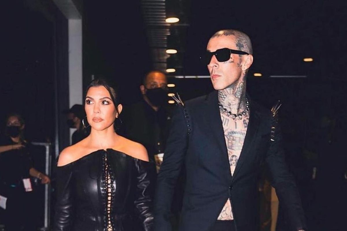 Travis Barker dan Kourtney Kardashian bertunangan