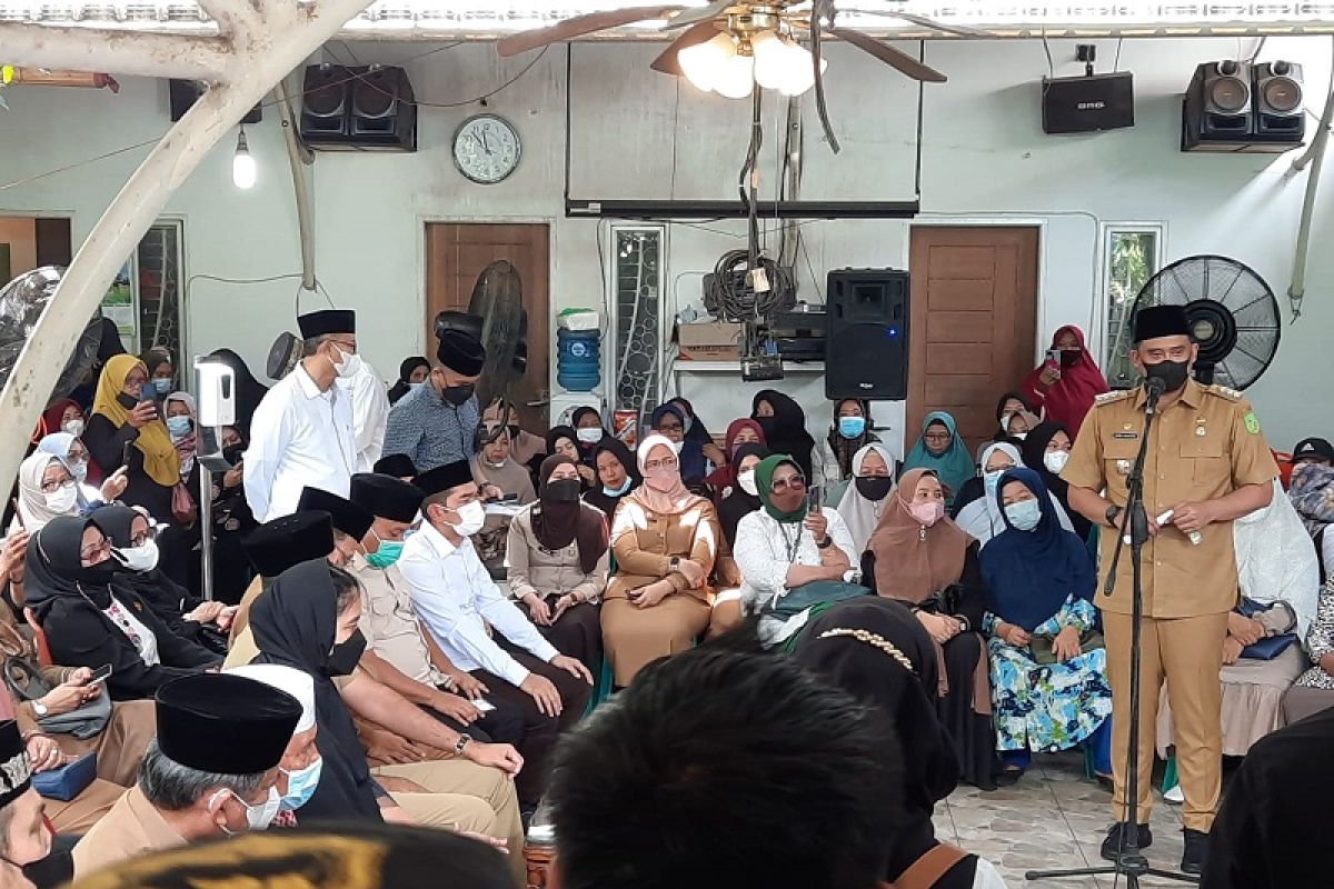 Bobby dan Kahiyang ikut antarkan jenazah istri Aulia Rachman ke tempat peristirahatan terakhir