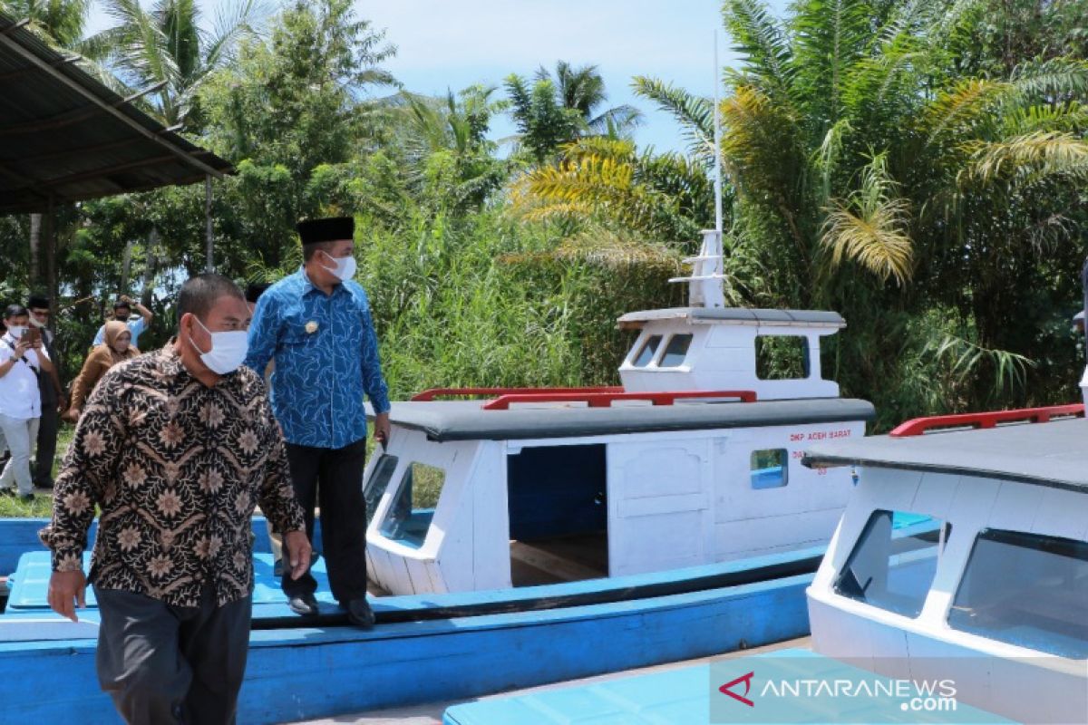 Bupati Aceh Barat bantu tiga unit kapal untuk kelompok nelayan