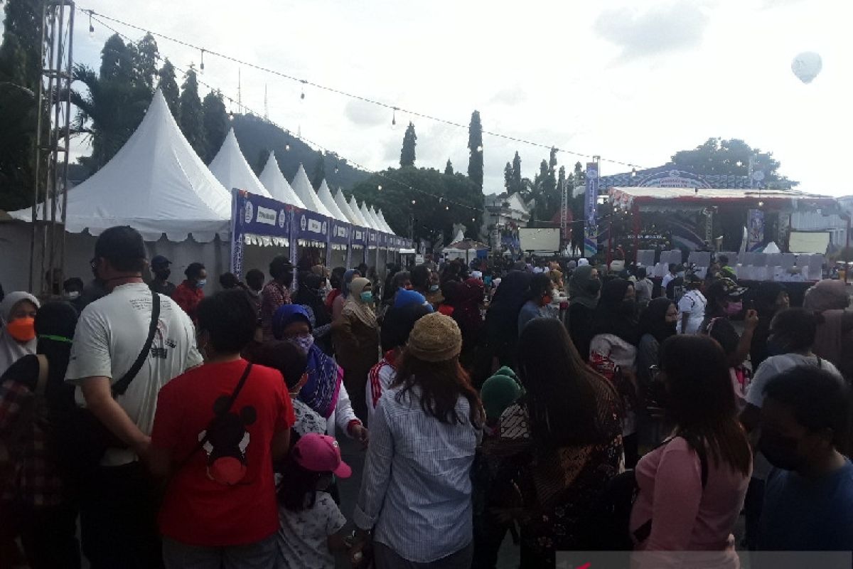 Warga kota Jayapura padati lokasi acara hitung mundur Peparnas XVI Papua